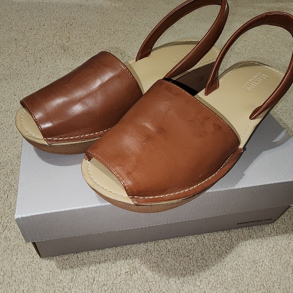 ** BRAND NEW**The Kenneth Cole Reaction Cognac - Picture 2 of 4